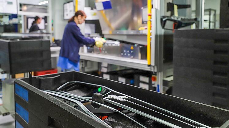 An die 500 000 Fertigteile verschickt Dr. Schneider pro Tag in alle Welt. Unter anderem diese Blende für einen Audi Q8. Foto: Marian Hamacher