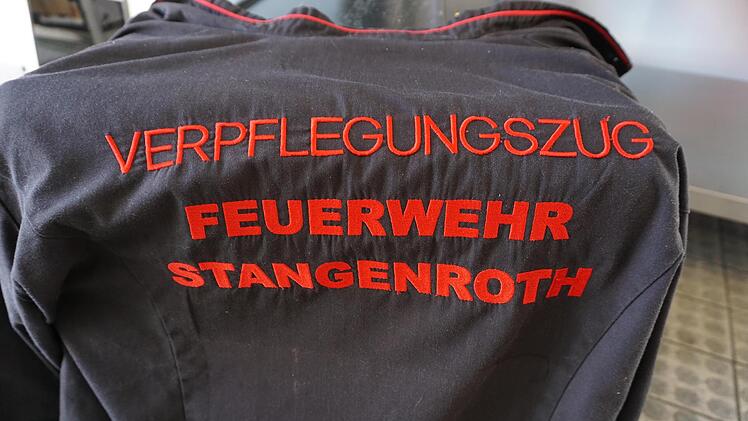 Der Schriftzug auf der Jacke zeigt auf den ersten Bild wer zum Verpflegungszug gehört.