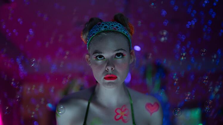 Ihr Studium hat Margo (Elle Fanning) abgebrochen. Entsprechend ist das Geld f&uuml;r die alleinerziehende Mutter knapp. Doch sie hat einen Plan: mit Only Fans schnell Geld machen.