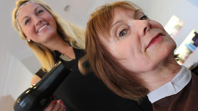 Waschen, schneiden, föhnen: Lisa Zisler frisiert Gabriele Firsching regelmäßig die Haare. Foto: Benedikt Borst