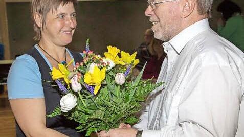 Blumen zum Abschied gab es für die scheidende langjährige Hausmeisterin Michaela Bendig.