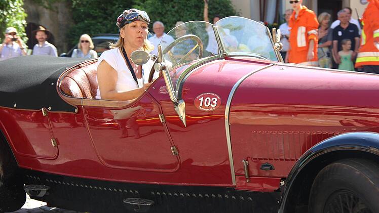 Petra Dimbath in ihrem Bugatti Typ 37 .