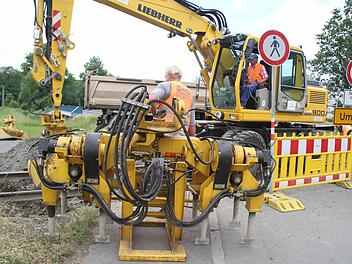 Für die Sanierung des Bahnübergangs in Stadtsteinach sind viele Spezialgeräte erforderlich. Das Schotterbett wird herausgenommen, die Schwellen werden neue eingebracht und dann wird die komplette Passage neu asphaltiert.