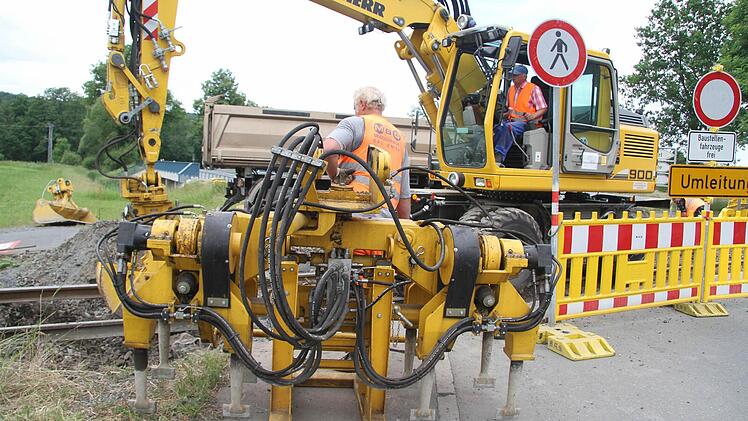 Für die Sanierung des Bahnübergangs in Stadtsteinach sind viele Spezialgeräte erforderlich. Das Schotterbett wird herausgenommen, die Schwellen werden neue eingebracht und dann wird die komplette Passage neu asphaltiert.