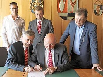 Beim Unterzeichnen der Stiftungsurkunde Bürgermeister Peter Ebertsch (sitzend, rechts) und Sparkassen-Vorstandschef Klaus Scherr (links). Stehend (v. l.): Martin Schülein, Stiftungsbeauftragter Andreas Schröer und Carl-August Heinz Foto: Veronika Schadeck