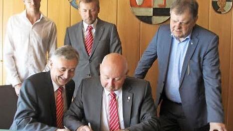 Beim Unterzeichnen der Stiftungsurkunde Bürgermeister Peter Ebertsch (sitzend, rechts) und Sparkassen-Vorstandschef Klaus Scherr (links). Stehend (v. l.): Martin Schülein, Stiftungsbeauftragter Andreas Schröer und Carl-August Heinz Foto: Veronika Schadeck