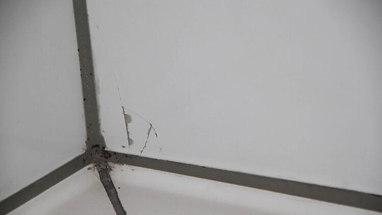 Auch im Innenbereich findet sich die ein oder andere schadhafte Stelle. Foto: Ulrike Müller