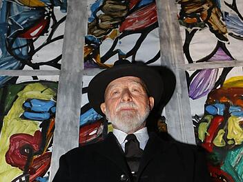 Markus Lüpertz vor seinen Entwürfen für die Kirchenfenster in St. Elisaberth Fotos: Matthias Hoch