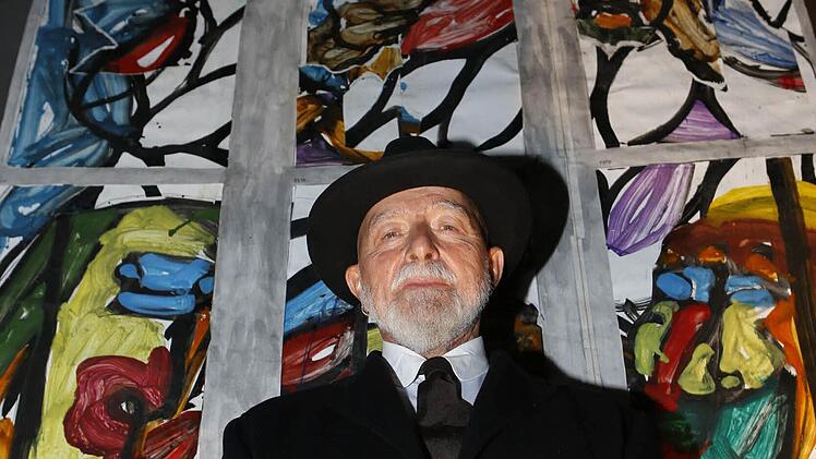 Markus Lüpertz vor seinen Entwürfen für die Kirchenfenster in St. Elisaberth Fotos: Matthias Hoch