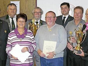 Ehrungen beim Schützenverein Herzogstand Coburg-Neuses 1850 (von links): Gauschützenmeister Klaus Jentsch, Markus Fischer, Elisabeth Backert, Oberschützenmeister Herbert Heerdegen, Roland Backert, Erster Schützenmeister Jens Uwe Peter, Peter Ludwig, Gudrun Ansilewsik  Foto: Martin Koch