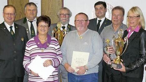 Ehrungen beim Schützenverein Herzogstand Coburg-Neuses 1850 (von links): Gauschützenmeister Klaus Jentsch, Markus Fischer, Elisabeth Backert, Oberschützenmeister Herbert Heerdegen, Roland Backert, Erster Schützenmeister Jens Uwe Peter, Peter Ludwig, Gudrun Ansilewsik  Foto: Martin Koch