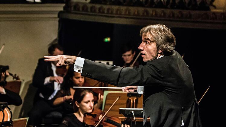 Impressionen vom Sinfoniekonzert im Coburger Landestheater: Gastdirigent Bruno Ferrandis.Foto: Jochen Berger