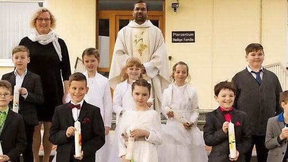 Zehn Kommunionkinder stellten sich mit Pfarrer George Thottankara zum Erinnerungsbild. Foto: privat