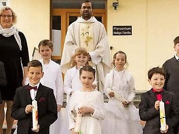Zehn Kommunionkinder stellten sich mit Pfarrer George Thottankara zum Erinnerungsbild. Foto: privat