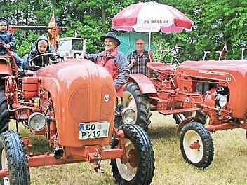Beim Eicher-Treffen in Krumbach waren auch einige rote Porsche-Bulldogs vertreten. Foto: Bettina Knauth