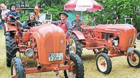 Beim Eicher-Treffen in Krumbach waren auch einige rote Porsche-Bulldogs vertreten. Foto: Bettina Knauth