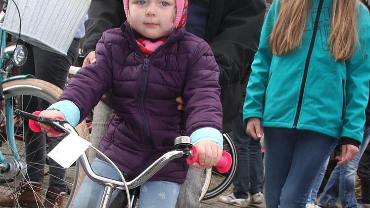 Emma Marie Marquardt (3) - hier mit Mutter Aileen und Schwester Mia - hatte klare Vorstellungen von ihrem ersten Rad: "Es muss rosa sein." Unten: Der Andrang bei der Fahrradbörse war wieder enorm. Foto: Sonny Adam
