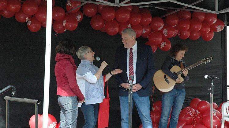Unter einem Luftballonbaldachin wurde Coburgs OB Norbert Tessmer begrüßt (von links): Susanne Gerhardt, Irmgard Clausen und Christine Alberth. Foto: Edwin Meißinger
