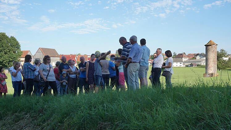 Der "Blaue Turm" ist das älteste Gebäude in Weißenbach und stammt von einer früheren Vogtei aus dem 14. oder 15. Jahrhundert. Foto: Marion Eckert