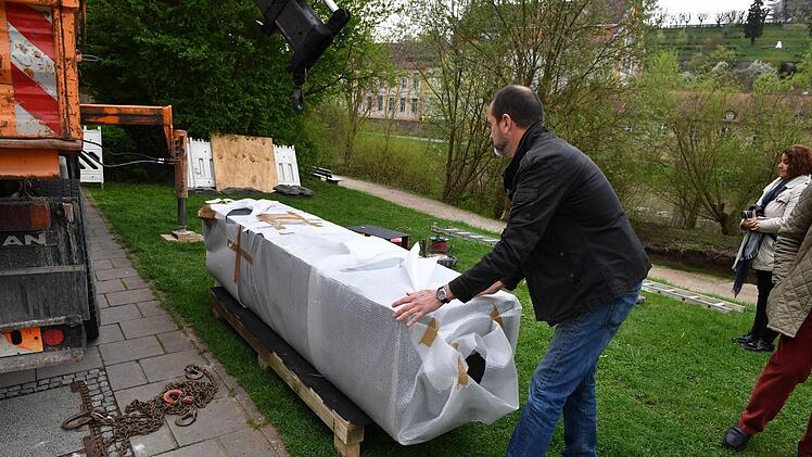 Im Laufe des Montags wurden vier Skulpturen aufgestellt. Ronald Rinklef