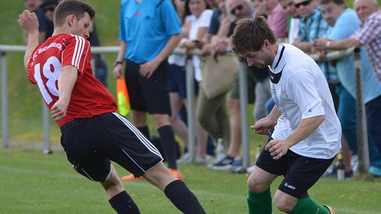 Der Arnsteiner Tobias Raab (rechts) l&auml;sst den Burgkunstadter Tobias Geldner aussteigen. Foto: Gunther Czepera