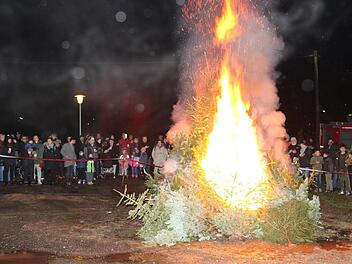 Das lodernde Feuer der Christbäume zog eine große Besucherschar an. Foto: Desombre