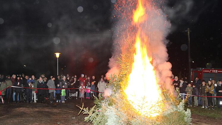 Das lodernde Feuer der Christbäume zog eine große Besucherschar an. Foto: Desombre