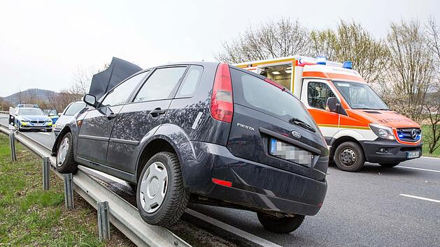 Auf A73 bei Bamberg von der Fahrbahn abgekommen: Autofahrer (20) rei&szlig;t sich bei Unfall &Ouml;lwanne auf
