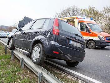 Auf A73 bei Bamberg von der Fahrbahn abgekommen: Autofahrer (20) reißt sich bei Unfall Ölwanne auf