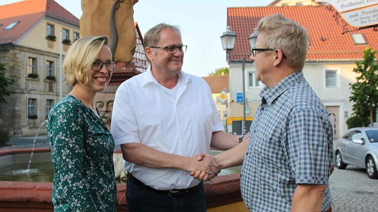 Norbert Groß (Mitte) ist der Kandidat der CSU für die Bürgermeisterwahl in  Kasendorf. Unser Bild zeigt ihn mit Ortsverbandsvorsitzender Katharina Müller-Sanke und stellvertretendem Kreisvorsitzenden Frank Wilzok. Foto: Alexander Hartmann