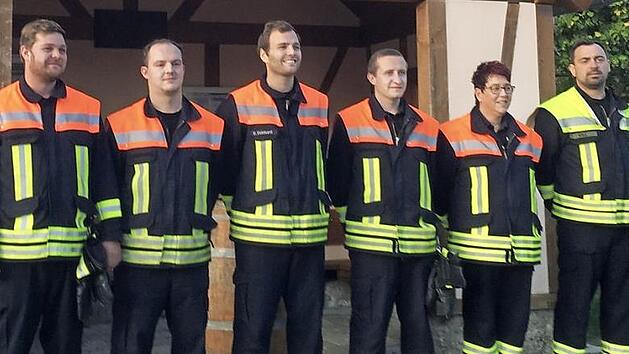Die ausgezeichneten Einsatzkr&auml;fte mit Feuerwehrkommandant Johannes Will  Foto: p
