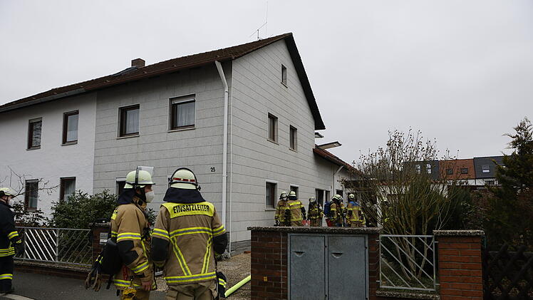 Fürth: Brand in Wohnhaus - Feuerwehr rettet Frau aus Gebäude