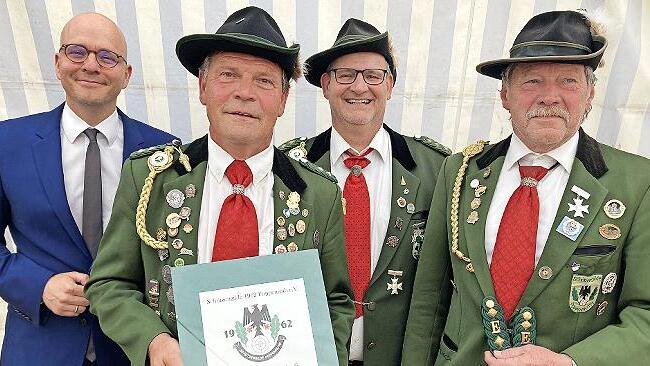 Von links: OB Dirk Vogel, Ehrenmitglied Lothar Metz, Vorsitzender Michael Wimmel und der neue Ehrenschützenmeister Siegfried Kröckel