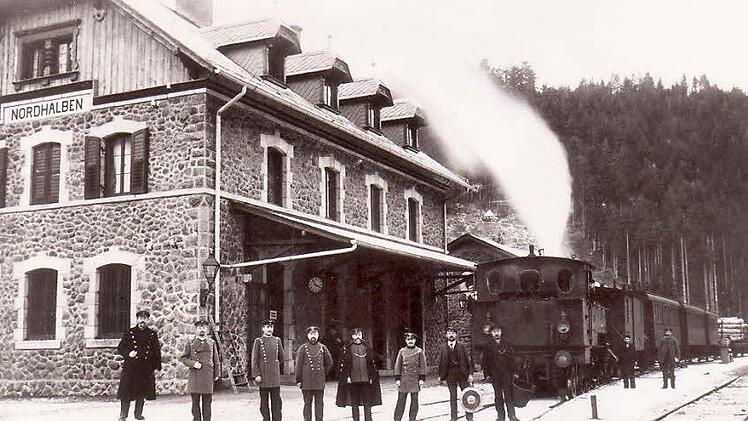 Exakt vor 110 Jahren entstand dieses Foto mit dem ehemaligen Personal im Bahnhof Nordhalben. Repro:  Gerd Fleischmann