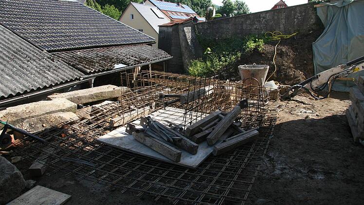 Das Fundament, wo der Anbau entstehen soll, ist schon ausgehoben.