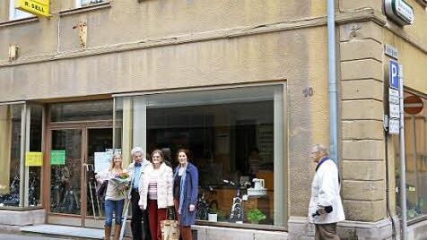 Nicole Haas besichtigt mit der Hammelburger Gruppe das frühere Haus von Max Hamburger.