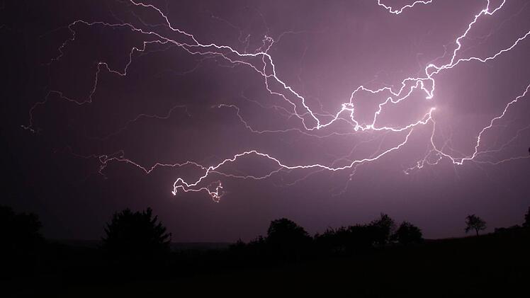 Der Deutsche Wetterdienst warnt vor starken Gewittern am Samstagabend. Symbolbild: Archiv