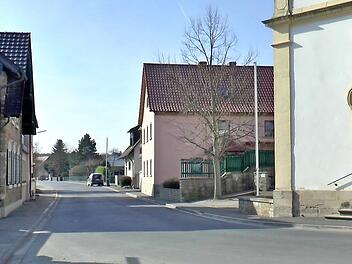 Die Gemeinde Theres kämpft weiterhin dafür, dass die Gemeindeverbindungsstraße zur Kreisstraße umgestuft wird.  Foto: Christian Licha