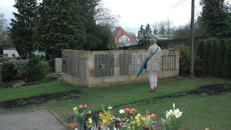 Eindrücke von  Umgebung und Friedhof der umgebauten Aussegnungshalle. Foto: Edwin Meißinger