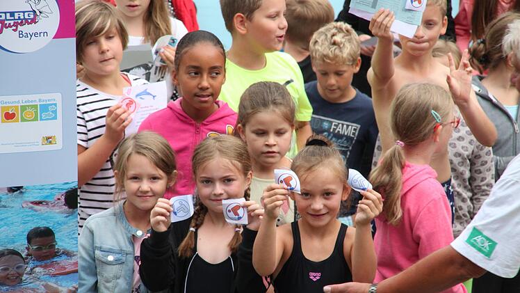 Stolz präsentierten die Kinder ihre Schwimmabzeichen.Foto: Stephan Stöckel