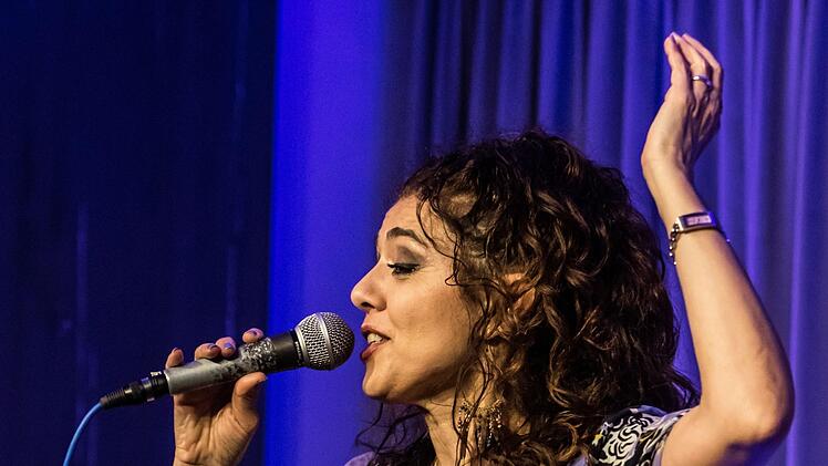 Impressionen vom Coburg-Gastspiel von der in Berlin lebenden argentinischen Sängerin Lily Dahab und ihrer Band bei "Leise am Markt."Foto: Jochen Berger