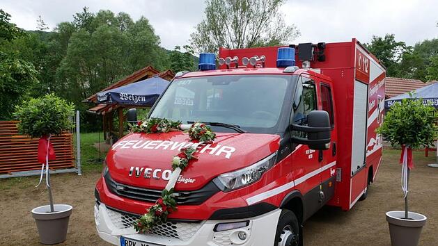 Für die Segnung schmückten die Kameraden das neue Fahrzeug festlich. Foto: Hubert Mehler