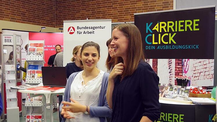 Organisatorin Bettina Frankerl im Gespräch mit  Zukunftscoach Gabriele Riedel Foto: Heike Schülein