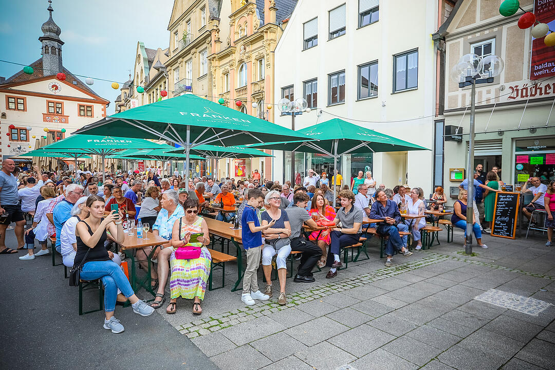 Die fränkische Weinkönigin Eva Brockmann war auch vor Ort.