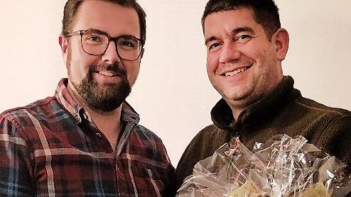 Der neue Vorsitzende Joshua Bürzle (l.) nimmt von seinem Vorgänger Benjamin Hoell die Glückwünsche entgegen.