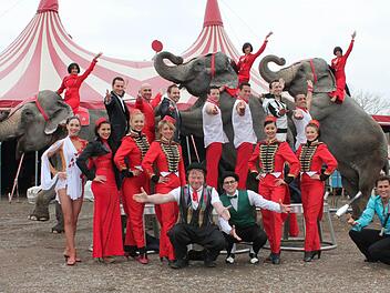 Akrobaten, Clowns und Elefanten: Das Ensemble des Zirkus Charles Knie macht für drei Tage in der ehemaligen Kaserne halt. Fotos: Benedikt Borst