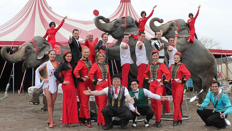 Akrobaten, Clowns und Elefanten: Das Ensemble des Zirkus Charles Knie macht für drei Tage in der ehemaligen Kaserne halt. Fotos: Benedikt Borst