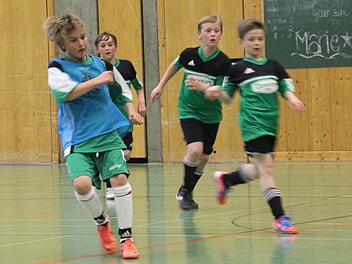Nick Potemkin (links) macht kurz vor Schluss mit dem 3:1 für die Lucas-Cranach-Schule alles klar. Die drei jungen Stockheimer Schüler haben das Nachsehen. Foto: Hartmut Neubauer