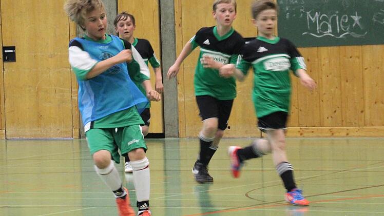 Nick Potemkin (links) macht kurz vor Schluss mit dem 3:1 für die Lucas-Cranach-Schule alles klar. Die drei jungen Stockheimer Schüler haben das Nachsehen. Foto: Hartmut Neubauer