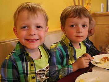 Den Geschwistern Bastian und Tizian schmeckt, was "Moni" ihnen kocht. Besonders lecker finden die Vierjährigen die knackigen Karotten.